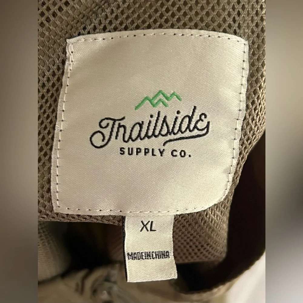 Trailside Supply Co Nylon Lightweight Outdoor Windbreaker Jacket in Green - XL